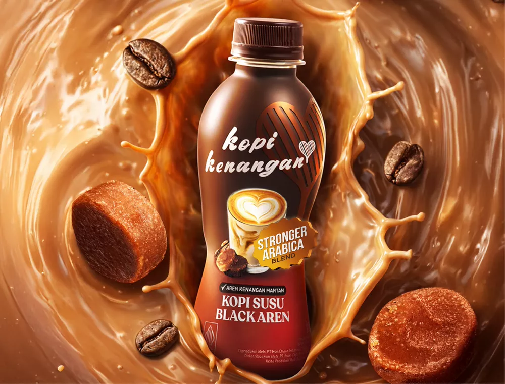 Botol Kopi Kenangan Kopi Susu Black Aren di antara cipratan kopi susu dan gula aren