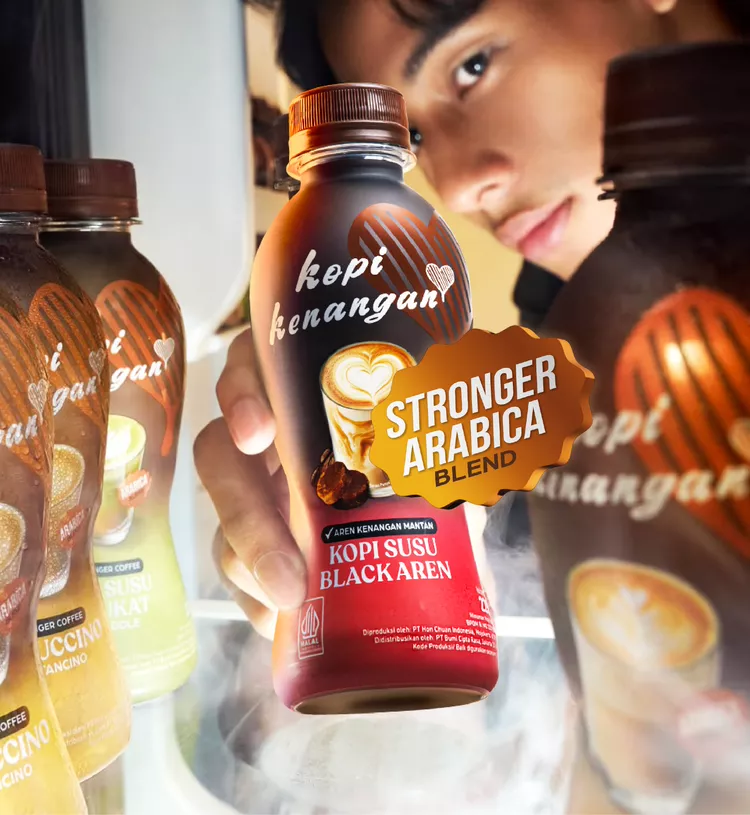 Tangan mengambil botol Kopi Susu Black Aren Stronger Arabica dari kulkas